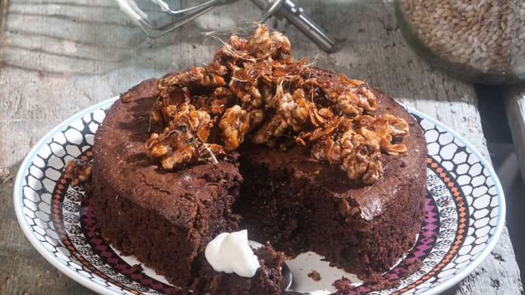Συνταγή της Αργυρώς Μπαρμπαρίγου: Πανεύκολη, υγρή σοκολατόπιτα με καρύδια και αμύγδαλα