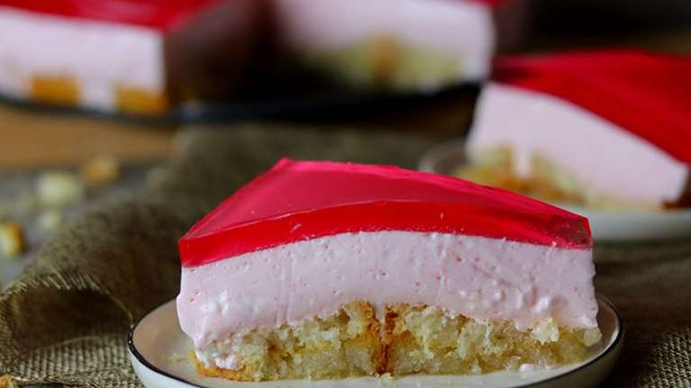 Συνταγή της Αργυρώς Μπαρμπαρίγου: Γιαουρτογλυκό στο πι και φι (χωρίς μίξερ)