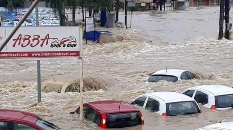 Κακοκαιρία &quot;Μπάλλος&quot;: Αποκλεισμένα χωριά στην Κέρκυρα, &quot;βομβαρδισμένοι&quot; δρόμοι, καταστροφές σε σπίτια [εικόνες]