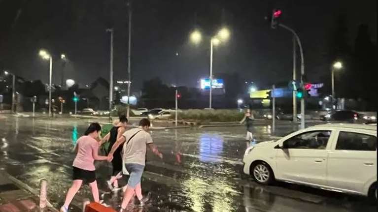 Θεσσαλονίκη: Ξαφνική καταιγίδα στο κέντρο - Κεραυνοί και άνεμοι εν μέσω καύσωνα [εικόνες, βίντεο]