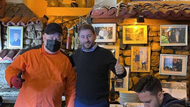 Ο Νίκος Ανδρουλάκης τραγουδάει… Ρίτα Σακελλαρίου σε ταβέρνα της Καλαμπάκας [βίντεο]