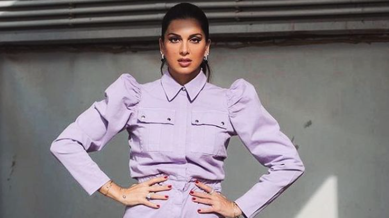 Σταματίνα Τσιμτσιλή: Φόρεσε το ανοιξιάτικο παστέλ κοστούμι της με ανατρεπτικό τρόπο