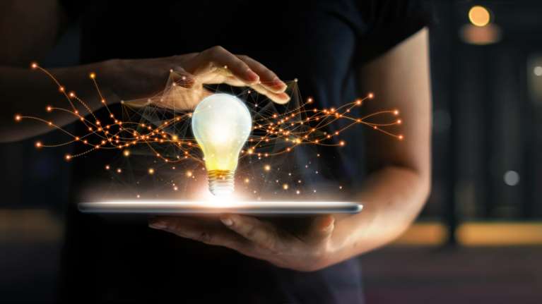 Η ΔΕΗ στέκεται δίπλα στους πελάτες της με #LyseisGiaTinEnergeia