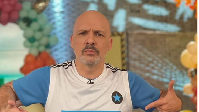 Νίκος Μουτσινάς: Κολύμπησε στους καταρράκτες και δημοσίευσε φωτογραφία - Οι διακοπές μαζί με τη Ζετα Μακρυπούλια