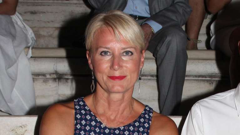 Νατάσα Παζαΐτη: Με άψογο στιλ και κοντό μαύρο καφτάνι στην παραλία της Ραφήνας