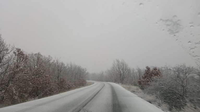 &quot;Λευκά&quot; Χριστούγεννα: Το &#39;στρωσε στα ορεινά των Τρικάλων [βίντεο]