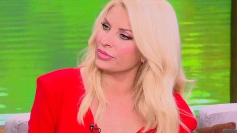 Ελένη Μενεγάκη: &quot;Μου βγαίνουν κάτι νεαροί στο instagram που μπορεί να μη φοράνε και τίποτα από πάνω&quot;