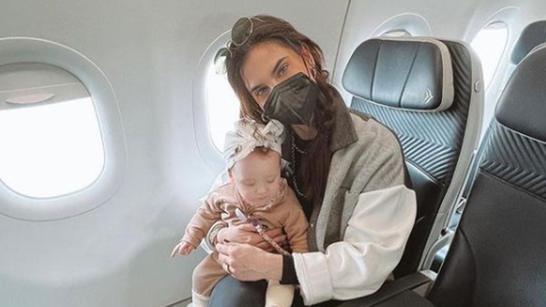 Χριστίνα Μπόμπα: Οι δίδυμες Αριάνα και Φιλίππα φόρεσαν το ίδιο αξεσουάρ με τη μαμά τους