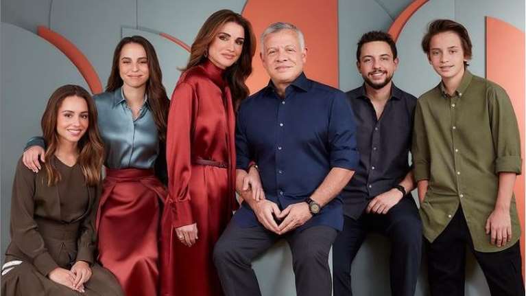 Βασίλισσα Ράνια της Ιορδανίας: Κομψή με κόκκινο σατέν στο νέο πορτρέτο