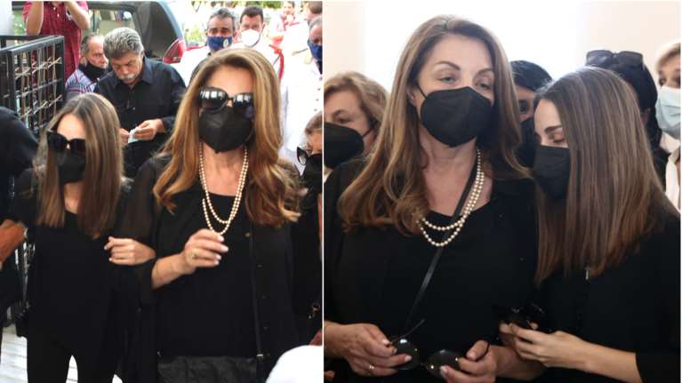 Κηδεία Τόλη Βοσκόπουλου: Συντετριμμένες η Άντζελα Γκερέκου και η Μαρία Βοσκοπούλου στο Ά Νεκροταφείο