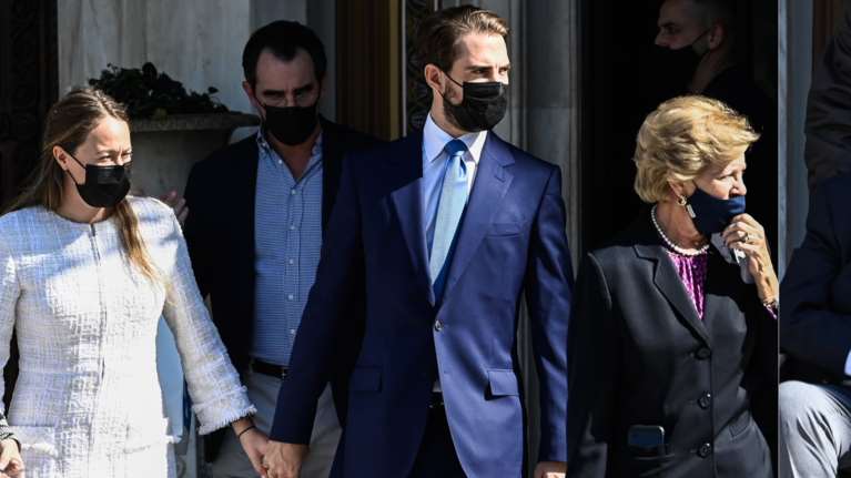 Ολη η τέως βασιλική οικογένεια στη Μητρόπολη για τον γάμο του Φίλιππου: Σε αναπηρικό αμαξίδιο ο Κωνσταντίνος