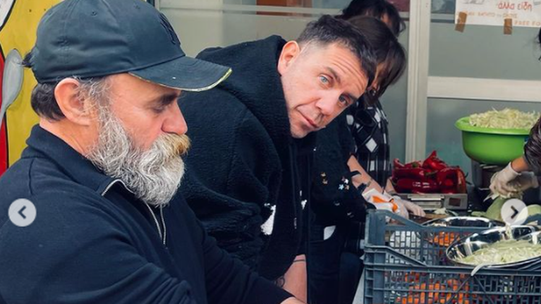 Ο Γιώργος Μαζωνάκης μαγειρεύει για τους άπορους - &quot;Η καλύτερη Τσικνοπέμπτη της ζωής μου&quot;