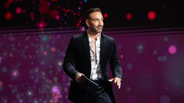 Νίκος Κοκλώνης: To στολισμένο μεγαλοπρεπές σαλόνι του θυμίζει υπερπολυτελές ξενοδοχείο