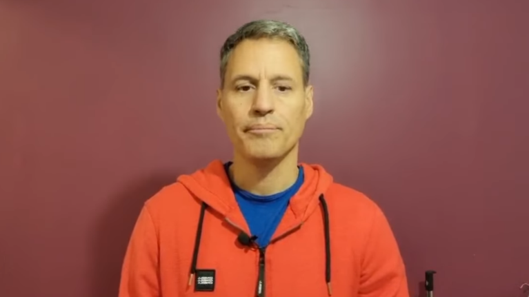 "Ξέφυγε" ο Γρηγόρης Πετράκος που θα τραγουδήσει μόνο για εμβολιασμένους: "Κάνω εμετό στη μούρη σας"