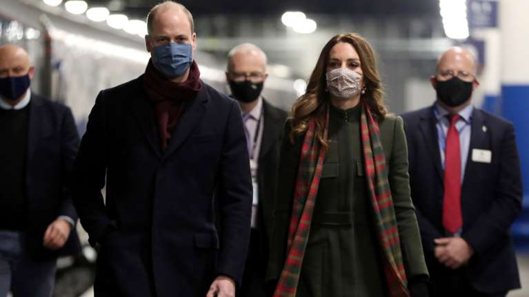 Κέιτ Μίντλετον: Περιοδεία με το βασιλικό τρένο με άψογο στιλ και ένα λάθος