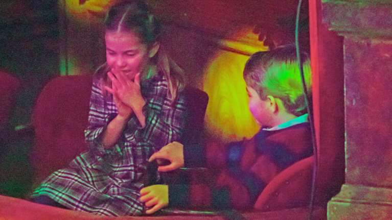 Royal junk food: Τζορτζ, Σάρλοτ και Λούις τρώνε μπέργκερ μαζί με τους γονείς τους