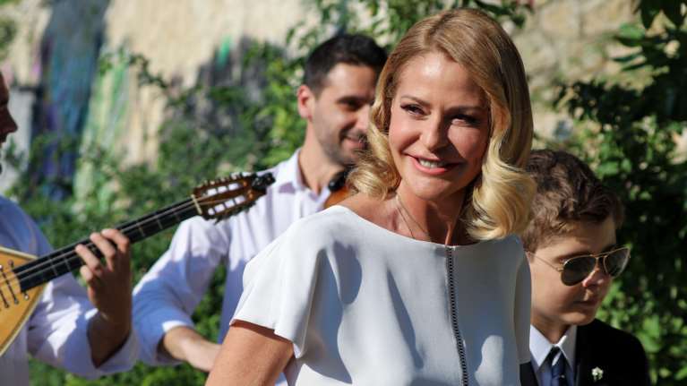 Τζένη Μπαλατσινού - Μάξιμος Κωστόπουλος: Μαμά και γιος με το ίδιο ντύσιμο στο Ηρώδειο