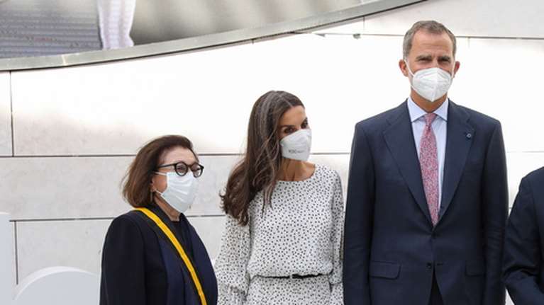 Βασίλισσα Λετίσια: Η casual chic πρωινή εμφάνιση με άνετο πουά φόρεμα και Manolo Blahnik