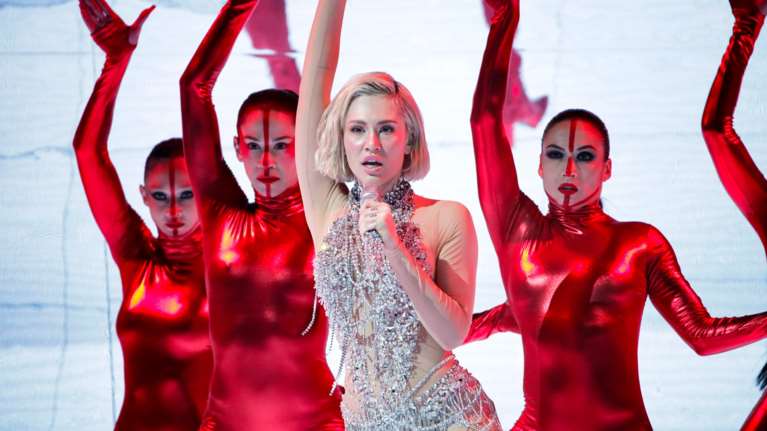 Eurovision 2021: Σάρωσε η Έλενα Τσαγκρινού στη δεύτερη πρόβα - Τα ασημί κρόσια και οι βαθυκόκκινες φόρμες