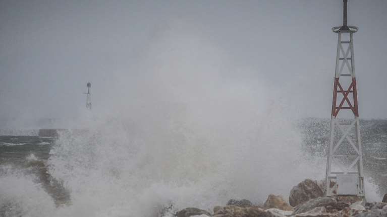 Αλλάζει το σκηνικό του καιρού: Έρχονται καταιγίδες, χιονοπτώσεις στα ορεινά και θυελλώδεις νότιοι άνεμοι