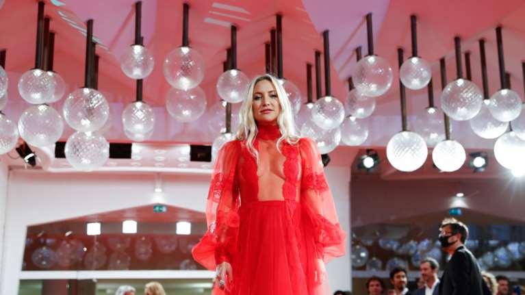 Ημίγυμνη στη Βενετία: Οι σέξι εμφανίσεις της Κέιτ Χάντσον που έβαλαν φωτιά στο κόκκινο χαλί