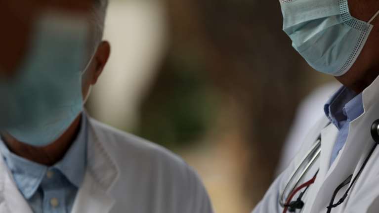 Στο παρά 5 της επιστράτευσης: Αυξήθηκαν σε 61 οι ιδιώτες γιατροί - Έκτακτη σύσκεψη συγκαλεί ο Πατούλης