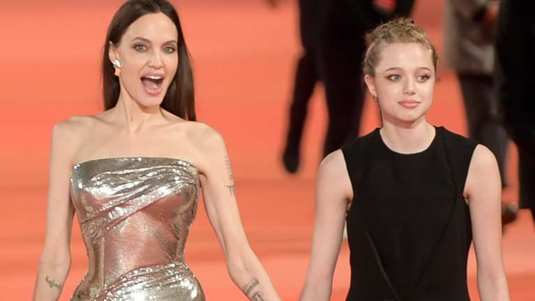 Σάιλο Τζολί Πιτ: Γεμάτη αυτοπεποίθηση με Versace στο κόκκινο χαλί η 15χρονη καλλονή