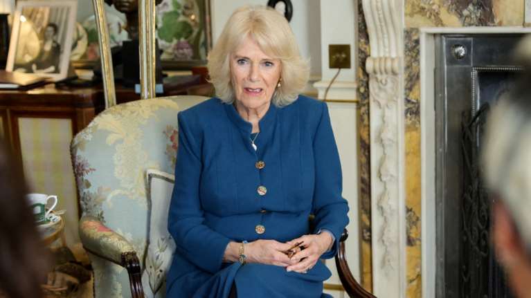 Η Καμίλα τρέμει: Σχόλια στο Twitter για το ανησυχητικό σημάδι που παρατήρησαν οι royal fans [βίντεο]