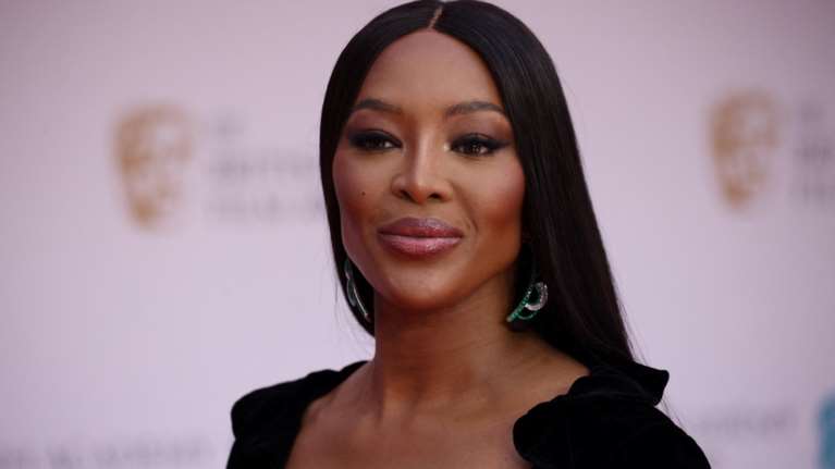 Ναόμι Κάμπελ: Η απίθανη εμφάνιση στη γιορτή της βασίλισσας - Με total γκρι σύνολο