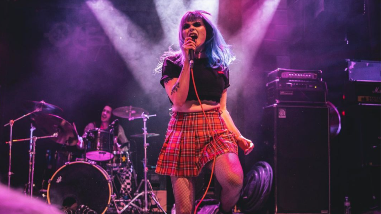 Chrysa Demigod: Ποια είναι η τραγουδίστρια που προσέγγισε χυδαία ο Παναγιωτόπουλος ενώ ήταν ανήλικη