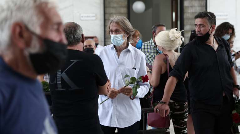 Κηδεία Τόλη Βοσκόπουλου: Πλήθος κόσμου αποχαιρετά τον δικό του &quot;Τόλη&quot;