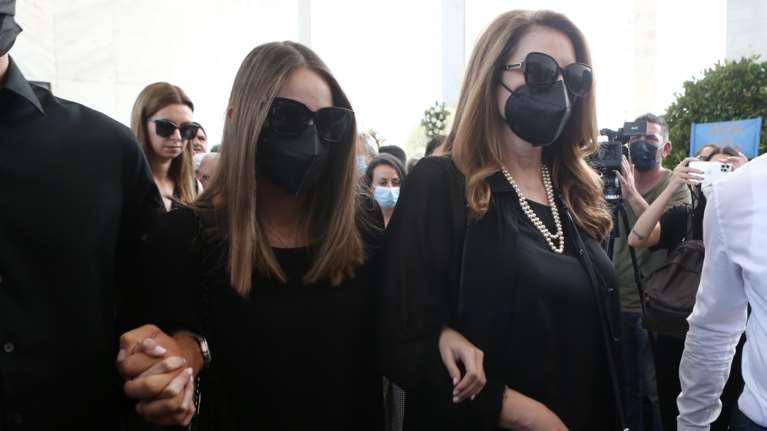 Μαρία Βοσκοπούλου: Υποβασταζόμενη στην κηδεία του πατέρα της - Ξέσπασε σε κλάματα [Βίντεο]