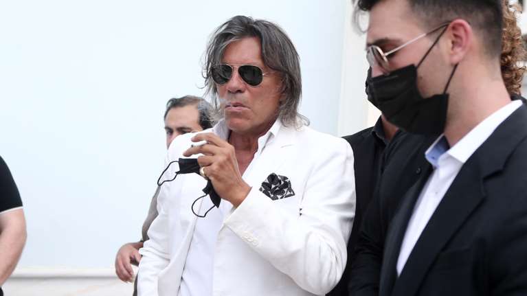 Ο Ηλίας Ψινάκης τήρησε τη συμφωνία: Πήγε στην κηδεία του Βοσκόπουλου φορώντας λευκά