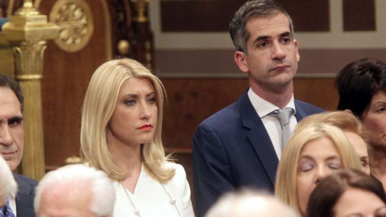 Σία Κοσιώνη: Η μοναδική νυφική φωτογραφία της - Νύφη με ρομαντικό στιλ &amp; πέπλο