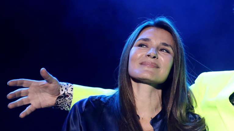 Το total blue της Μαρίας Ναυπλιώτου: Πανέμορφη με σατέν πουκάμισο και τζιν καμπάνα παντελόνι