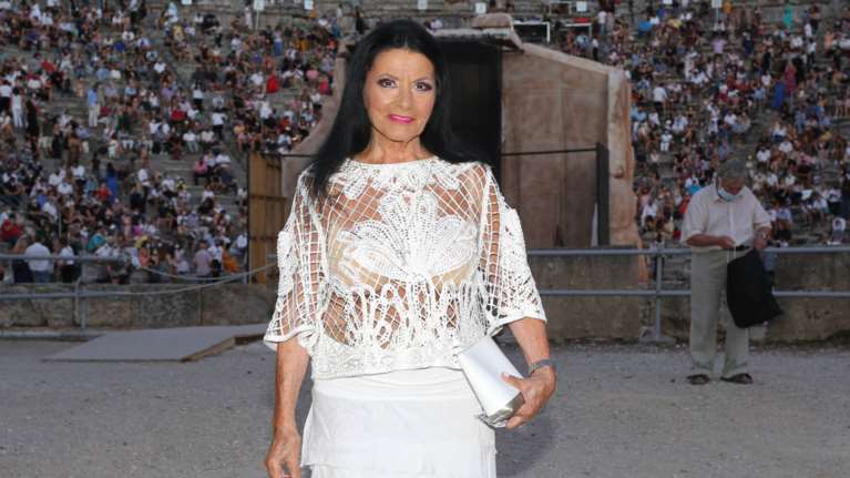 Ζωζώ Σαπουντζάκη: Με σιθρού λευκό σύνολο και τον σύντροφό της, Πύρρο στην Επίδαυρο [Εικόνες]