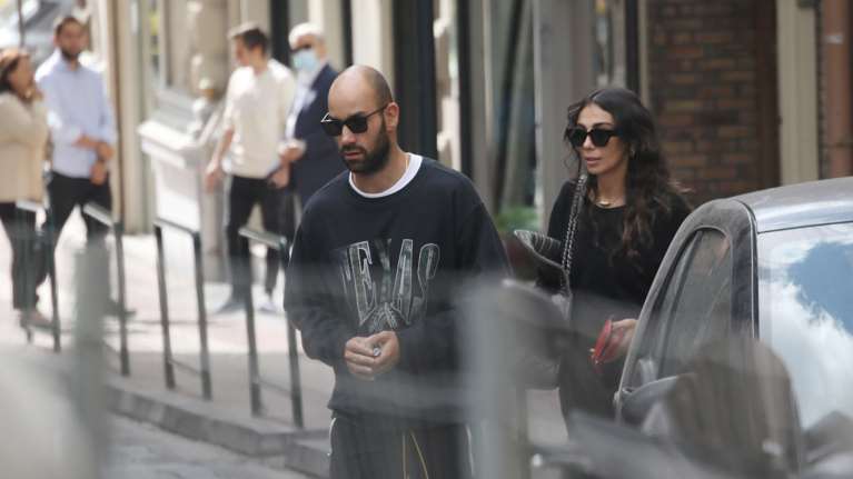 Ολυμπία Χοψονίδου: Η total black εμφάνιση με τέλειο ψηλόμεσο παντελόνι και Chanel τσάντα