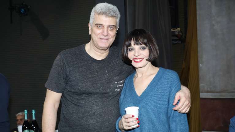 Cozy και comfort: To πλεκτό σύνολο της Έφης Μουρίκη στο θέατρο είναι η τελευταία τάση της μόδας