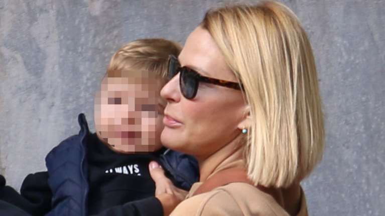 Τζένη Μπαλατσινού: Το άψογο casual look με denim και πουλόβερ και ο χαριτωμένος Παναγιώτης Κικίλιας