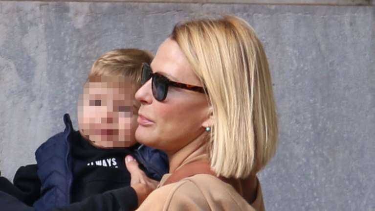 Τζένη Μπαλατσινού: Στόλισε το πιο όμορφο χριστουγεννιάτικο δέντρο με τα πιο καλόγουστα στολίδια