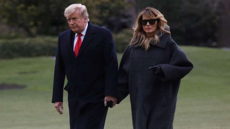 Μελάνια Τραμπ: Η ασυνήθιστα cozy εμφάνιση με oversized παλτό &amp; φαρδιές μπότες