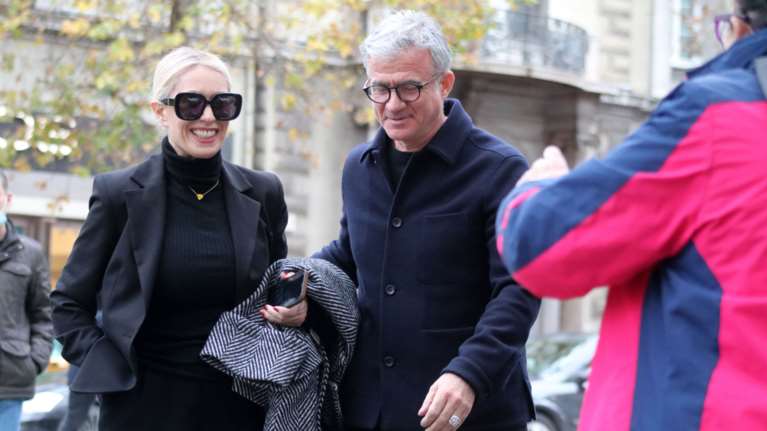 Μαρία Μπακοδήμου: Η άψογη casual εμφάνιση με oversized ανδρικό κοστούμι και παλτό ψαροκόκκαλο