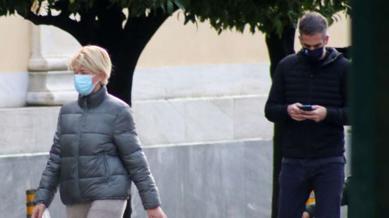 Κοσιώνη - Μπακογιάννης: Η casual εμφάνιση στην Αθήνα με τον γιο τους Δήμο