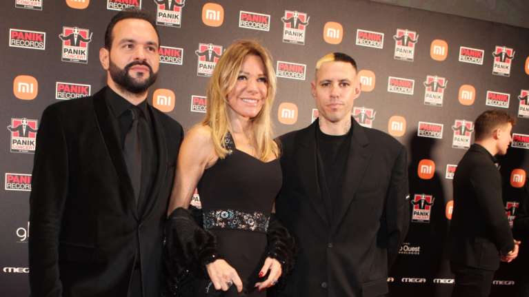 Μαριάννα Λάτση: Super fit με μαύρο jumpsuit στο κόκκινο χαλί με τον γιο της, Πάρι Κασιδόκωστα