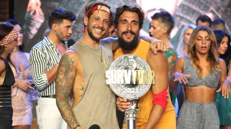 Survivor τελικός: Μεγάλος νικητής ο Σάκης Κατσούλης - Κέρδισε 100.000 € και παρέδωσε το τρόπαιο στη Μαριαλένα