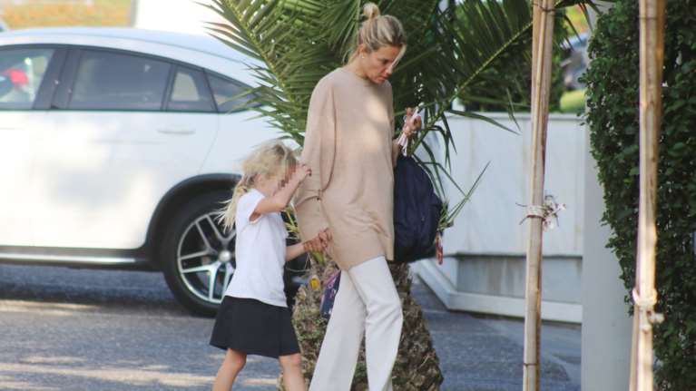 Βίκυ Καγιά: Βόλτα στη Γλυφάδα με την κατάξανθη κόρη της Μπιάνκα Κρασσά [Εικόνες]