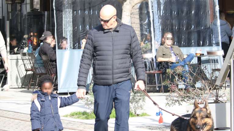 Τζώνη Καλημέρης: Βόλτα χέρι-χέρι με την κόρη του Ada - Οι τρυφερές φωτογραφίες