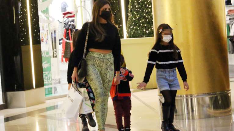 Σταματίνα Τσιμτσιλή: Η αντίδραση της μεγάλης κόρης της όταν είδε παπαράτσι να την φωτογραφίζει