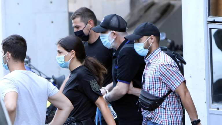 Πέτρος Φιλιππίδης: Με χειροπέδες στις φυλακές Τρίπολης - Οι πρώτες εικόνες