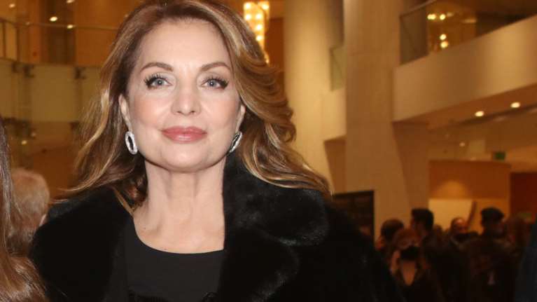 H Άντζελα Γκερέκου άνοιξε το σπίτι της: Η μεγάλη ξύλινη κουζίνα και τα ονειρεμένα λουλούδια